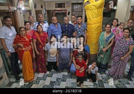 Eine indische Familie betet am Weltumwelttag in Beawar an einen 130 Jahre alten Neem-Baum. Dieser Baum kam aus der Terrasse, geht durch die Mitte eines dreistöckigen Hauses in Beawar. Diese Familie kompromittierte mit dem Entwurf des Hauses, hielt es aber nicht für angemessen, einen Baum zu schneiden, der den Bau des Hauses blockierte. Diese Familie ist ein einzigartiges Beispiel für Umweltschutz für diejenigen, die Bäume für die Stadtentwicklung und Straßenerweiterung schneiden. Familie glaubt, dass ein Baum die Gesundheit besser hält. Nicht einmal ein einziges Mitglied dieser 35-köpfigen Familie wurde in den letzten zwei Jahren an einer Corona-Pandemie erkrankt Stockfoto