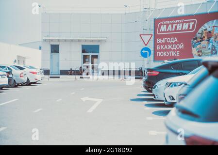anapa russland - juni 2 2019 Außenparkplatz eines Einkaufszentrums. Der Einkaufszentrum Mall Complex hat einen überdachten Parkplatz im Freien. Autos parkten in der Nähe des großen Ladens. Stockfoto