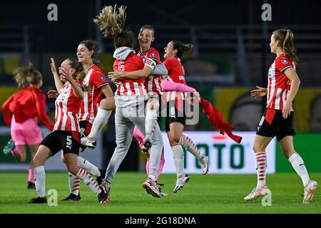 ALMERE, NIEDERLANDE - 5. JUNI: Mandy van den Berg vom PSV Eindhoven feiert den Gewinn des KNVB-Pokals beim KNVB-Pokalfinale der Frauen zwischen ADO Den Haag und PSV am 5. Juni 2021 im Yanmar Stadion in Almere, Niederlande (Foto: Patrick Goosen/Orange Picles) Stockfoto