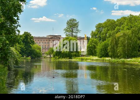 Blick auf den Buckingham Palace, die wichtigste königliche Residenz, vom St James's Park in London, Großbritannien Stockfoto