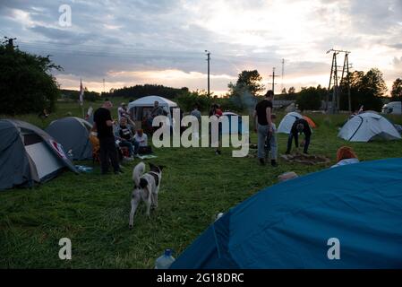 Warschau, Warschau, Polen. Juni 2021. Allgemeine Sicht auf den Zeltplatz der belarussischen Demonstranten während der anhaltenden Proteste an der polnisch-weißrussischen Grenze am 5. Juni 2021 in Bobrowniki, Polen. Etwa hundert belarussische Staatsbürger aus dem Exil in Polen versammelten sich in Bobrowniki, an der polnisch-weißrussischen Grenze, um die Sanktionen der Europäischen Union gegenüber der belarussischen Regierung zu fordern. Quelle: Aleksander Kalka/ZUMA Wire/Alamy Live News Stockfoto