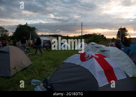 Warschau, Warschau, Polen. Juni 2021. Auf dem Zeltplatz von weißrussischen Demonstranten sind Zelte bei den anhaltenden Protesten an der polnisch-weißrussischen Grenze am 5. Juni 2021 in Bobrowniki, Polen, zu sehen. Etwa hundert belarussische Staatsbürger aus dem Exil in Polen versammelten sich in Bobrowniki, an der polnisch-weißrussischen Grenze, um die Sanktionen der Europäischen Union gegenüber der belarussischen Regierung zu fordern. Quelle: Aleksander Kalka/ZUMA Wire/Alamy Live News Stockfoto