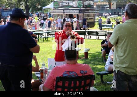 Elmont, Usa. Juni 2021. Der Belmont Park Bugler unterhält Rennfans vor der 153. Belmont Stakes am 4. Juni 2021 im Belmont Park in Elmont, New York. Foto von Mark Abraham/UPI Credit: UPI/Alamy Live News Stockfoto