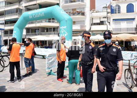 Zwei Freiwillige Agenten des Katastrophenschutzes von Calafell kontrollieren die Kapazität der Menschen auf einer Messe von alten Fahrrädern.die Calafell Katastrophenschutz Freiwillige Vereinigung ist eine Gruppe von Männern und Frauen, die freiwillig und ohne Geld arbeiten, um bei Notfällen und Schutzdiensten zu helfen, die in der auftreten können Stadt mit logistischer Hilfe des stadtrates. Es ist auch eine Ergänzung der Sicherheit und des Schutzes der lokalen Polizei und bei der Pandemiehilfe, um den Zugang zu Impfungen und die Kontrolle der Öffentlichkeit in Konzerten, Messen und Kongressen zu kontrollieren. Stockfoto