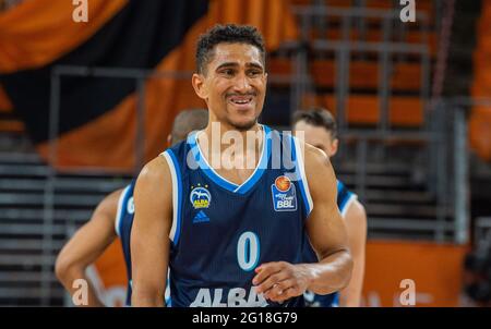 Neu Ulm, Deutschland. Juni 2021. Basketball: Bundesliga, ratiopharm Ulm - Alba Berlin, Meisterschaftsrunde, Halbfinale, Spieltag 4 in der rartiopharm Arena. Der Berliner Maodo Lo lacht. Quelle: Stefan Puchner/dpa/Alamy Live News Stockfoto