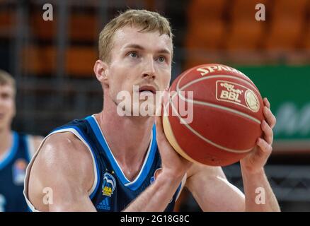 Neu Ulm, Deutschland. Juni 2021. Basketball: Bundesliga, ratiopharm Ulm - Alba Berlin, Meisterschaftsrunde, Halbfinale, Spieltag 4 in der rartiopharm Arena. Niels Giffey wirft in Berlin. Quelle: Stefan Puchner/dpa/Alamy Live News Stockfoto