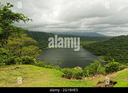 Costa Rica - Laguna Hule, Vulkankrater mit dem Wassersee und grünem Regenwald, in der Nähe des Arenal Vulkans, Alajuela, Rio Cuarto, Landschaftsansicht und Trave Stockfoto