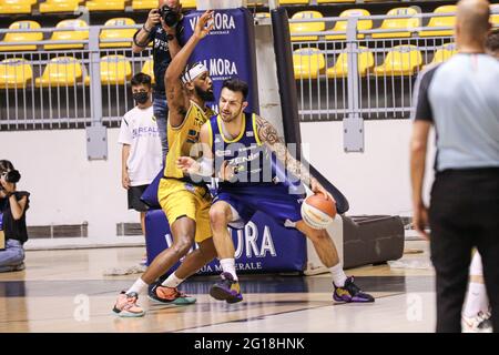 Italien. Juni 2021. Erstes Spiel des Halbfinals des Play-off-Basketball italienischen Meisterschaft A2 Halbfinales mit dem Publikum. Reale Mutua Basket Torino gewinnt gegen Tezenis Verona 95-83. (Foto von Norberto Maccagno/Pacific Press) Quelle: Pacific Press Media Production Corp./Alamy Live News Stockfoto