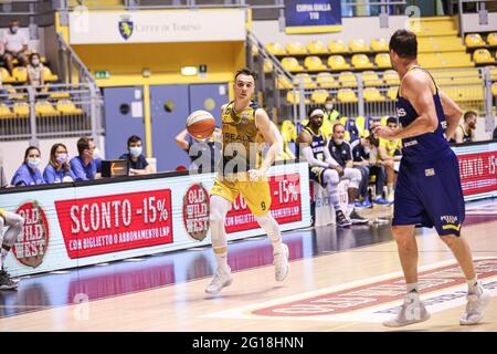 Italien. Juni 2021. Erstes Spiel des Halbfinals des Play-off-Basketball italienischen Meisterschaft A2 Halbfinales mit dem Publikum. Reale Mutua Basket Torino gewinnt gegen Tezenis Verona 95-83. (Foto von Norberto Maccagno/Pacific Press) Quelle: Pacific Press Media Production Corp./Alamy Live News Stockfoto