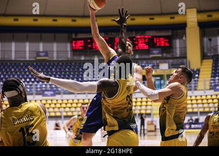 Italien. Juni 2021. Erstes Spiel des Halbfinals des Play-off-Basketball italienischen Meisterschaft A2 Halbfinales mit dem Publikum. Reale Mutua Basket Torino gewinnt gegen Tezenis Verona 95-83. (Foto von Norberto Maccagno/Pacific Press) Quelle: Pacific Press Media Production Corp./Alamy Live News Stockfoto