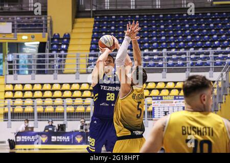 Italien. Juni 2021. Erstes Spiel des Halbfinals des Play-off-Basketball italienischen Meisterschaft A2 Halbfinales mit dem Publikum. Reale Mutua Basket Torino gewinnt gegen Tezenis Verona 95-83. (Foto von Norberto Maccagno/Pacific Press) Quelle: Pacific Press Media Production Corp./Alamy Live News Stockfoto