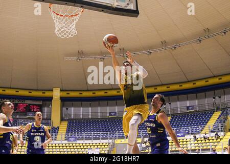 Italien. Juni 2021. Erstes Spiel des Halbfinals des Play-off-Basketball italienischen Meisterschaft A2 Halbfinales mit dem Publikum. Reale Mutua Basket Torino gewinnt gegen Tezenis Verona 95-83. (Foto von Norberto Maccagno/Pacific Press) Quelle: Pacific Press Media Production Corp./Alamy Live News Stockfoto