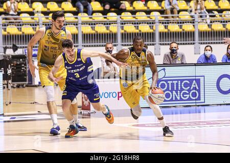 Italien. Juni 2021. Erstes Spiel des Halbfinals des Play-off-Basketball italienischen Meisterschaft A2 Halbfinales mit dem Publikum. Reale Mutua Basket Torino gewinnt gegen Tezenis Verona 95-83. (Foto von Norberto Maccagno/Pacific Press) Quelle: Pacific Press Media Production Corp./Alamy Live News Stockfoto