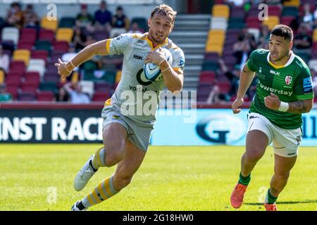 London, Großbritannien. Juni 2021. Josh Bassett von Wesps bringt den Ball am 5. Juni 2021 während des Gallagher Premiership Rugby-Spiels zwischen London Irish und Wesps im Brentford Community Stadium, London, England, nach vorne. Foto von Phil Hutchinson. Nur zur redaktionellen Verwendung, Lizenz für kommerzielle Nutzung erforderlich. Keine Verwendung bei Wetten, Spielen oder Veröffentlichungen einzelner Clubs/Vereine/Spieler. Kredit: UK Sports Pics Ltd/Alamy Live Nachrichten Stockfoto