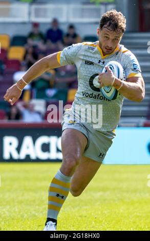 London, Großbritannien. Juni 2021. Josh Bassett von Wesps bringt den Ball am 5. Juni 2021 während des Gallagher Premiership Rugby-Spiels zwischen London Irish und Wesps im Brentford Community Stadium, London, England, nach vorne. Foto von Phil Hutchinson. Nur zur redaktionellen Verwendung, Lizenz für kommerzielle Nutzung erforderlich. Keine Verwendung bei Wetten, Spielen oder Veröffentlichungen einzelner Clubs/Vereine/Spieler. Kredit: UK Sports Pics Ltd/Alamy Live Nachrichten Stockfoto