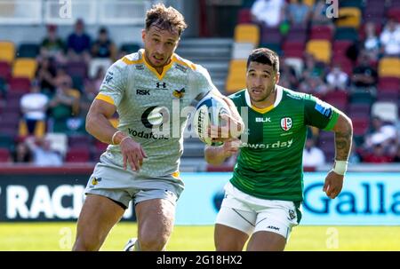 London, Großbritannien. Juni 2021. Josh Bassett von Wesps bringt den Ball am 5. Juni 2021 während des Gallagher Premiership Rugby-Spiels zwischen London Irish und Wesps im Brentford Community Stadium, London, England, nach vorne. Foto von Phil Hutchinson. Nur zur redaktionellen Verwendung, Lizenz für kommerzielle Nutzung erforderlich. Keine Verwendung bei Wetten, Spielen oder Veröffentlichungen einzelner Clubs/Vereine/Spieler. Kredit: UK Sports Pics Ltd/Alamy Live Nachrichten Stockfoto