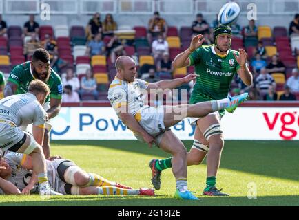 London, Großbritannien. Juni 2021. Dan Robson von Wesps tritt den Ball am 5. Juni 2021 während des Rugby-Spiels der Gallagher Premiership zwischen London Irish und Wesps im Brentford Community Stadium, London, England, frei. Foto von Phil Hutchinson. Nur zur redaktionellen Verwendung, Lizenz für kommerzielle Nutzung erforderlich. Keine Verwendung bei Wetten, Spielen oder Veröffentlichungen einzelner Clubs/Vereine/Spieler. Kredit: UK Sports Pics Ltd/Alamy Live Nachrichten Stockfoto