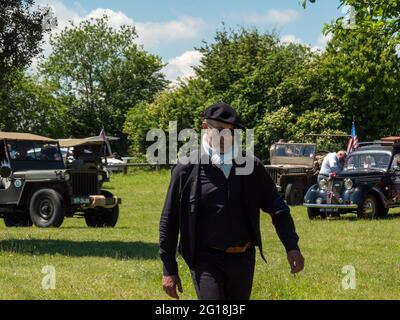 NORMANDIE, Colleville-Montgomery, FRANKREICH Juni 2021: Rekonstruktion einer alliierten Tageslandung in der Normandie, Autos, Lastwagen, Menschen in Uniform. Feiern Stockfoto