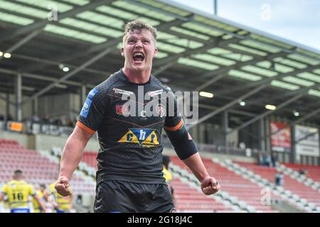 Leigh, England - 5. Juni 2021 -Adam Milner von Castleford Tigers feiert den Sieg im Halbfinale der Rugby League Betfred Challenge Cup Castleford Tigers gegen Warrington Wolves im Leigh Sports Village, Leigh, Großbritannien Dean Williams/Alamy Live News Stockfoto