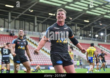 Leigh, England - 5. Juni 2021 -Adam Milner von Castleford Tigers feiert den Sieg im Halbfinale der Rugby League Betfred Challenge Cup Castleford Tigers gegen Warrington Wolves im Leigh Sports Village, Leigh, Großbritannien Dean Williams/Alamy Live News Stockfoto