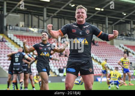 Leigh, England - 5. Juni 2021 -Adam Milner und Derrell Olpherts von Castleford Tigers feiern den Sieg im Halbfinale des Rugby League Betfred Challenge Cup Castleford Tigers gegen Warrington Wolves im Leigh Sports Village, Leigh, Großbritannien Dean Williams/Alamy Live News Stockfoto