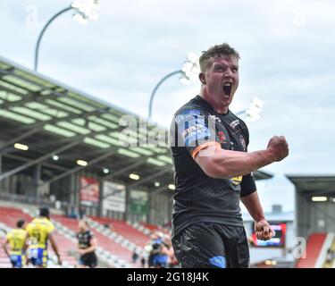 Leigh, England - 5. Juni 2021 -Adam Milner von Castleford Tigers feiert den Sieg im Halbfinale der Rugby League Betfred Challenge Cup Castleford Tigers gegen Warrington Wolves im Leigh Sports Village, Leigh, Großbritannien Dean Williams/Alamy Live News Stockfoto