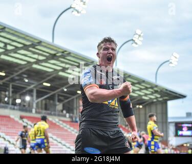 Leigh, England - 5. Juni 2021 -Adam Milner von Castleford Tigers feiert den Sieg im Halbfinale der Rugby League Betfred Challenge Cup Castleford Tigers gegen Warrington Wolves im Leigh Sports Village, Leigh, Großbritannien Dean Williams/Alamy Live News Stockfoto