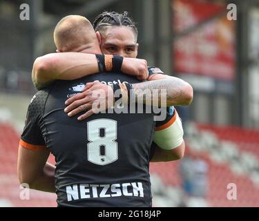 Leigh, England - 5. Juni 2021 - Jesse Sene-Lefao von Castleford Tigers und Liam Watts von Castleford Tigers feiern Sieg im Halbfinale des Betfred Challenge Cup in der Rugby League Castleford Tigers gegen Warrington Wolves im Leigh Sports Village, Leigh, Großbritannien Dean Williams/Alamy Live News Stockfoto