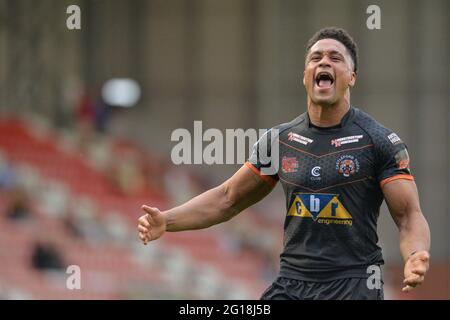 Leigh, England - 5. Juni 2021 -Derrell Olpherts von Castleford Tigers feiert Sieg im Halbfinale des Betfred Challenge Cup der Rugby League Castleford Tigers gegen Warrington Wolves im Leigh Sports Village, Leigh, Großbritannien Dean Williams/Alamy Live News Stockfoto