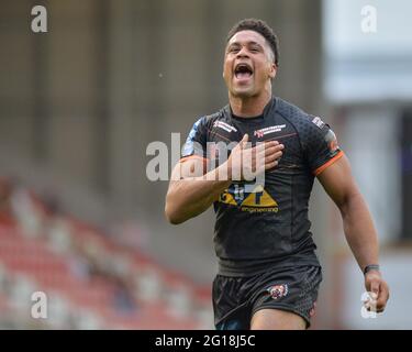 Leigh, England - 5. Juni 2021 -Derrell Olpherts von Castleford Tigers feiert Sieg im Halbfinale des Betfred Challenge Cup der Rugby League Castleford Tigers gegen Warrington Wolves im Leigh Sports Village, Leigh, Großbritannien Dean Williams/Alamy Live News Stockfoto