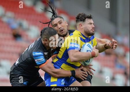 Leigh, England - 5. Juni 2021 - Peter Mata'utia und Jesse Sene-Lefao von Castleford Tigers bekämpfen Joe Philbin (13) von Warrington Wolves während des Halbfinales des Betfred Challenge Cup der Rugby League Castleford Tigers gegen Warrington Wolves im Leigh Sports Village, Leigh, Großbritannien Dean Williams/Alamy Live News Stockfoto