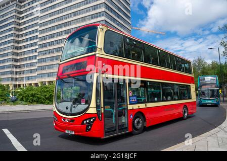 Erster Essex Bus Volvo B9TL Wright Eclipse Gemini 2 37985 BJ11 XGY lackiert in Westcliff auf Sea Heritage Lackierung. Retro-lackierter Bus in Southend on Sea Stockfoto