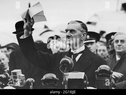 Das Münchner Abkommen 1938: Der britische Premierminister Neville Chamberlain winkt das Münchner Abkommen mit den Worten "Frieden in unserer Zeit" auf dem Heston Aerodrome Stockfoto