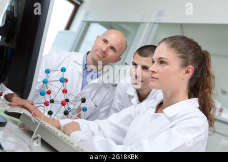 Schüler, die Experimente im Wissenschaftsunterricht durchführen Stockfoto