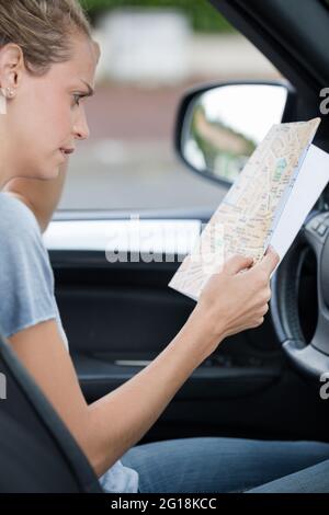 Verwirrt Frau mit einer Karte auf der Straße Stockfoto