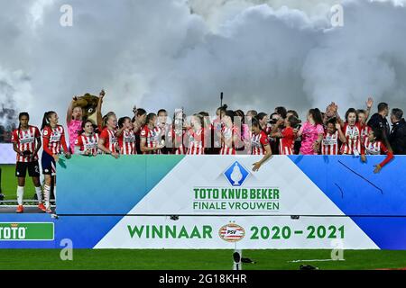 ALMERE, NIEDERLANDE - 5. JUNI: Spieler des PSV Eindhoven feiern den Gewinn des KNVB-Pokals während des Finalmatches des KNVB-Pokals der Frauen zwischen ADO Den Haag und PSV am 5. Juni 2021 im Yanmar Stadion in Almere, Niederlande (Foto: Patrick Goosen/Orange Picles) Stockfoto