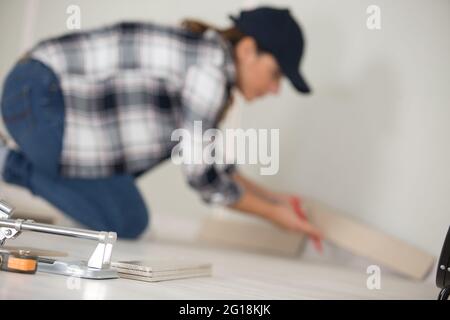 Ceramist schneidet Fliesenschneider Fliese Stockfoto