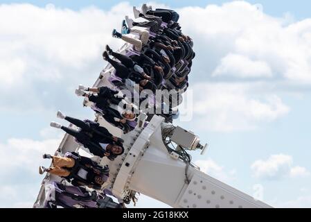 Ethnische Weibchen auf der Axis Thrill Ride in Southend on Sea, Essex, Großbritannien. Tragen Sie muslimische Hijab-Kopftücher und genießen Sie die aufregende Fahrt Stockfoto