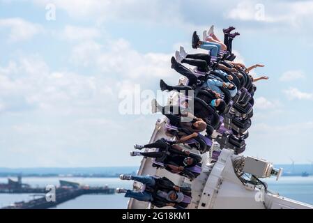 Ethnische Thrill Riders auf der Axis Thrill Ride im Adventure Island Pleasure Park in Southend on Sea, Essex, Großbritannien. Weibliche Reiter tragen Hijab-Kopftücher Stockfoto