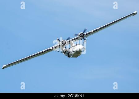 Alcester, Großbritannien. Juni 2021. Heute war das erste Wochenende des Midlands Air Festivals in der Ragley Hall in Warwickshire. Zusammen mit dem Red Arrows Display Team war die PBY-5A Catalina. Die PBY war an fast allen großen Operationen im Zweiten Weltkrieg beteiligt und spielte eine bedeutende Rolle bei der Niederlage der U-Boot-Bedrohung im Atlantik. Kredit: Lee Hudson/Alamy Live Nachrichten Stockfoto