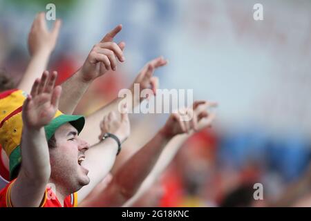 Cardiff, Großbritannien. Juni 2021. Fußballfans aus Wales .Football internationales Freundschaftsspiel, Wales gegen Albanien im Cardiff City Stadium in Cardiff, South Wales am Samstag, 5. Juni 2021. Nur zur redaktionellen Verwendung. Bild von Andrew Orchard/Andrew Orchard Sports Photography/Alamy Live News Credit: Andrew Orchard Sports Photography/Alamy Live News Stockfoto