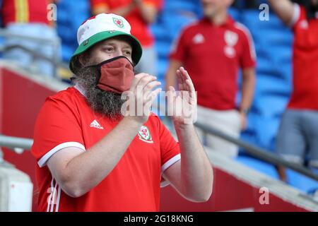 Cardiff, Großbritannien. Juni 2021. Fußballfans aus Wales .Football internationales Freundschaftsspiel, Wales gegen Albanien im Cardiff City Stadium in Cardiff, South Wales am Samstag, 5. Juni 2021. Nur zur redaktionellen Verwendung. Bild von Andrew Orchard/Andrew Orchard Sports Photography/Alamy Live News Credit: Andrew Orchard Sports Photography/Alamy Live News Stockfoto