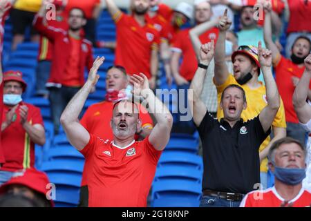 Cardiff, Großbritannien. Juni 2021. Fußballfans aus Wales .Football internationales Freundschaftsspiel, Wales gegen Albanien im Cardiff City Stadium in Cardiff, South Wales am Samstag, 5. Juni 2021. Nur zur redaktionellen Verwendung. Bild von Andrew Orchard/Andrew Orchard Sports Photography/Alamy Live News Credit: Andrew Orchard Sports Photography/Alamy Live News Stockfoto