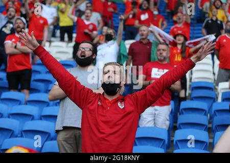 Cardiff, Großbritannien. Juni 2021. Fußballfans aus Wales .Football internationales Freundschaftsspiel, Wales gegen Albanien im Cardiff City Stadium in Cardiff, South Wales am Samstag, 5. Juni 2021. Nur zur redaktionellen Verwendung. Bild von Andrew Orchard/Andrew Orchard Sports Photography/Alamy Live News Credit: Andrew Orchard Sports Photography/Alamy Live News Stockfoto