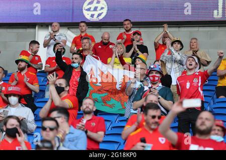 Cardiff, Großbritannien. Juni 2021. Fußballfans aus Wales .Football internationales Freundschaftsspiel, Wales gegen Albanien im Cardiff City Stadium in Cardiff, South Wales am Samstag, 5. Juni 2021. Nur zur redaktionellen Verwendung. Bild von Andrew Orchard/Andrew Orchard Sports Photography/Alamy Live News Credit: Andrew Orchard Sports Photography/Alamy Live News Stockfoto