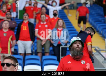 Cardiff, Großbritannien. Juni 2021. Fußballfans aus Wales .Football internationales Freundschaftsspiel, Wales gegen Albanien im Cardiff City Stadium in Cardiff, South Wales am Samstag, 5. Juni 2021. Nur zur redaktionellen Verwendung. Bild von Andrew Orchard/Andrew Orchard Sports Photography/Alamy Live News Credit: Andrew Orchard Sports Photography/Alamy Live News Stockfoto