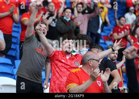 Cardiff, Großbritannien. Juni 2021. Fußballfans aus Wales .Football internationales Freundschaftsspiel, Wales gegen Albanien im Cardiff City Stadium in Cardiff, South Wales am Samstag, 5. Juni 2021. Nur zur redaktionellen Verwendung. Bild von Andrew Orchard/Andrew Orchard Sports Photography/Alamy Live News Credit: Andrew Orchard Sports Photography/Alamy Live News Stockfoto