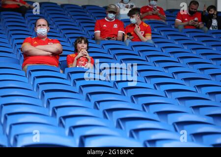 Cardiff, Großbritannien. Juni 2021. Fußballfans aus Wales .Football internationales Freundschaftsspiel, Wales gegen Albanien im Cardiff City Stadium in Cardiff, South Wales am Samstag, 5. Juni 2021. Nur zur redaktionellen Verwendung. Bild von Andrew Orchard/Andrew Orchard Sports Photography/Alamy Live News Credit: Andrew Orchard Sports Photography/Alamy Live News Stockfoto