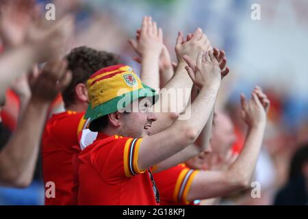 Cardiff, Großbritannien. Juni 2021. Fußballfans aus Wales .Football internationales Freundschaftsspiel, Wales gegen Albanien im Cardiff City Stadium in Cardiff, South Wales am Samstag, 5. Juni 2021. Nur zur redaktionellen Verwendung. Bild von Andrew Orchard/Andrew Orchard Sports Photography/Alamy Live News Credit: Andrew Orchard Sports Photography/Alamy Live News Stockfoto