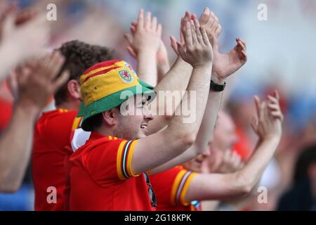 Cardiff, Großbritannien. Juni 2021. Fußballfans aus Wales .Football internationales Freundschaftsspiel, Wales gegen Albanien im Cardiff City Stadium in Cardiff, South Wales am Samstag, 5. Juni 2021. Nur zur redaktionellen Verwendung. Bild von Andrew Orchard/Andrew Orchard Sports Photography/Alamy Live News Credit: Andrew Orchard Sports Photography/Alamy Live News Stockfoto